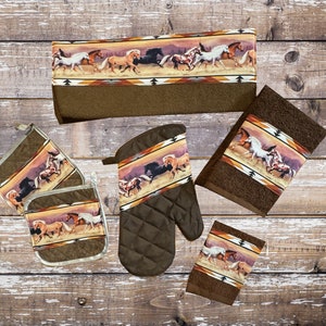 Könnte beinhalten: Ein Set brauner Küchentücher und Topflappen mit einem bunten Muster von galoppierenden Pferden. Die Handtücher und Topflappen haben einen braunen Hintergrund mit einem bunten Muster von galoppierenden Pferden.
