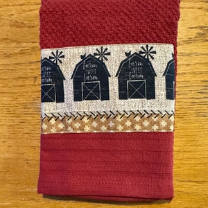 Rotes Geschirrtuch mit schwarzen Scheunen