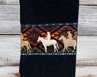 Set de cuisine - Noir avec cavaliers blancs et beiges sur fond navajo rouille et or - Serviette, débarbouillette, gants de cuisine vendus individuellement
