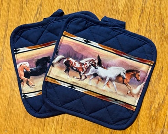 Set de cuisine - Bleu marine avec chevaux au galop colorés - Serviette, gant de toilette, maniques, gants de cuisine, tapis pour sèche-vaisselle - Également vendu séparément