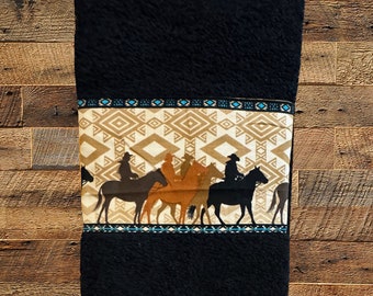 Torchon noir avec motifs cowboys marron et rouille sur fond navajo beige