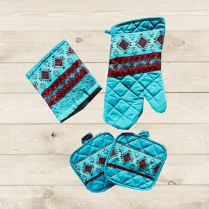 Könnte beinhalten: Set aus vier türkisblauen Küchenaccessoires mit einem geometrischen Muster in Rotbraun und Weiß. Das Set beinhaltet einen Topflappen, zwei Topflappen und ein Geschirrtuch.