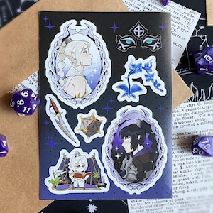 Puede incluir: Un conjunto de cinco pegatinas con ilustraciones de personajes y objetos de fantasía. Las pegatinas están impresas en papel blanco con fondo negro. Los personajes son una mujer con el pelo largo y blanco, un hombre con el pelo largo y negro y una persona pequeña con un libro. Los objetos son una espada, una flor y un dado.