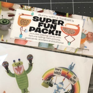 Pacote superdivertido! | Pacote de atividades para crianças | Cartas de baralho | Adesivos | Botões | Balões | Base para copos | Cartão de adivinhação | Lápis adorável