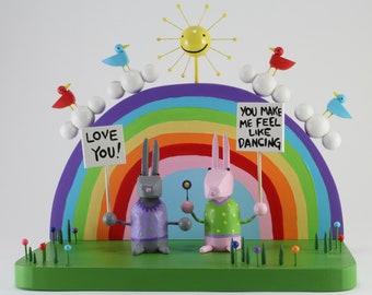 Rainbow Shelf con sole sorridente e uccelli appollaiati sulle nuvole