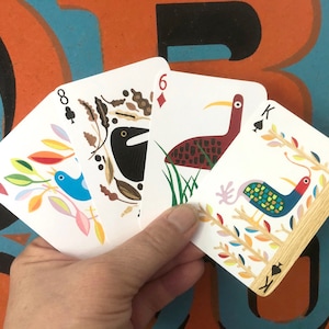 Baraja de cartas con 54 collages de pájaros cortados a mano en cada cara de la carta, ideal para amantes de las aves y entusiastas de la ilustración.