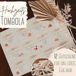 Puede incluir: Un juego de boda imprimible con 12 vales de regalo para el primer año de matrimonio. El juego presenta un fondo marrón claro con ilustraciones de comida y bebida para cada mes del año. El texto "Hochzeits Tombola" está en la parte superior de la página, y el texto "12 Gutscheine für das erste Ehejahr" está en la parte inferior de la página.