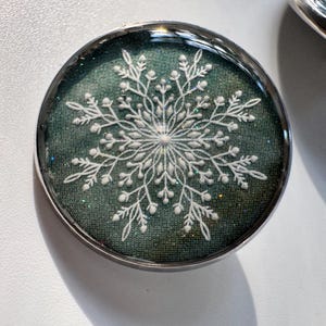 Large Round Buttons - Lace Snowflakes  - 20mm / 3/4 inch