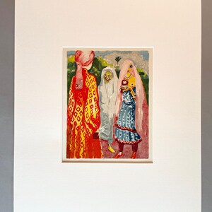 Può includere: Un dipinto colorato di tre persone in abiti tradizionali. La persona a sinistra indossa una veste a motivi rossi e gialli, la persona al centro indossa una veste bianca e la persona a destra indossa un abito a motivi blu e bianchi.