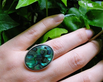 Abalone Muschel Ring, Pfau Abalone Muschel mit versilbertem Ring, Nuancen von Teal, Blau, Lila und Grün, Strand Schmuck