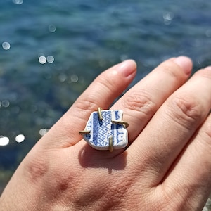 Blue Beach-aardewerkring Zee getrommeld aardewerk Delfts blauw, messing ring maat 6