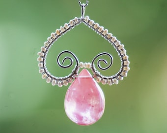 Collar de cuarzo cereza en plata de ley con perlas, envuelto en alambre, cuarzo rosa