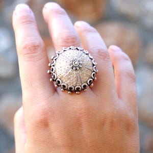Anillo de plata esterlina con erizo de mar hecho a mano Anillo llamativo Tesoro de la costa, talla 7 de EE. UU.