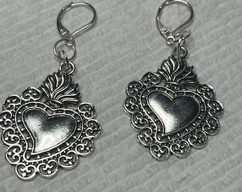 Sacred Heart Ohrringe, Katholische Ohrringe, Frida Ohrringe, Flammendes Herz
