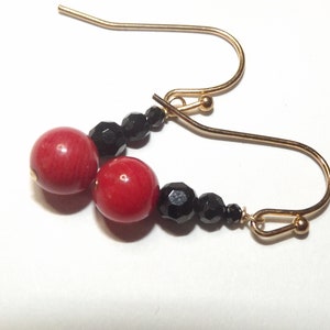 素晴らしい赤珊瑚と黒オニキスのドロップ - 小さなダングル