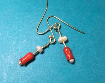 Echte rote italienische Tulpen Ohrringe mit großer rosa Süßwasserperle/ Unikat/ handgemacht/ natürliche unbehandelte Koralle & Perle/ 14 Karat Gold