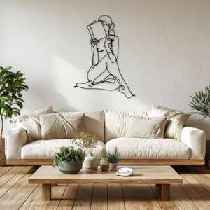 Décoration murale minimaliste en métal : femme lisant un livre avec du vin