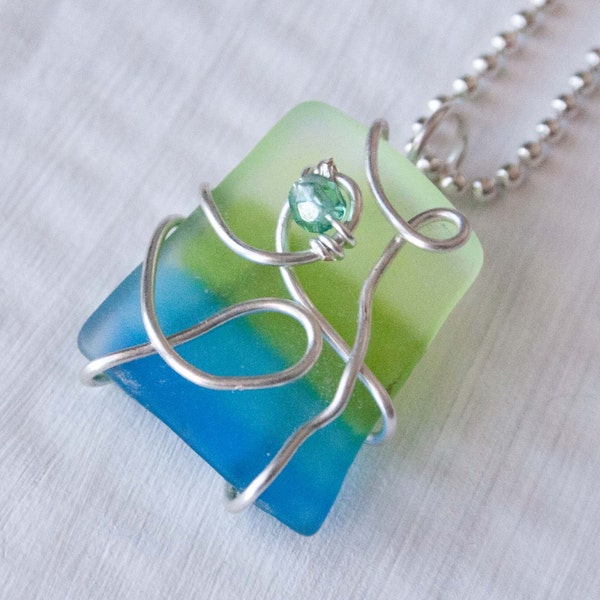 Cable amarillo limón y verde azul envuelto collar de vidrio reciclado, Seaglass, regalos menores de 20, holográfica