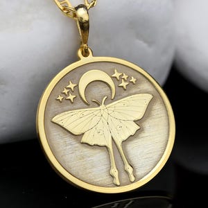 Collana con medaglione Luna Moth: pendente in argento sterling, oro o vermeil
