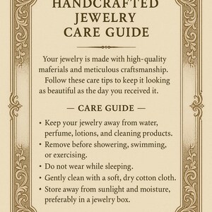 K&ouml;nnte beinhalten: Eine cremefarbene Karte mit dekorativem Rand zeigt den Text &bdquo;HANDGEFERTIGTE SCHMUCKPFLEGEANLEITUNG&ldquo;. Der Leitfaden bietet Tipps zur Schmuckpflege, einschlie&szlig;lich des Vermeidens von Wasser, Parf&uuml;m und Reinigungsmitteln. Es wird auch empfohlen, mit einem weichen Tuch zu reinigen.