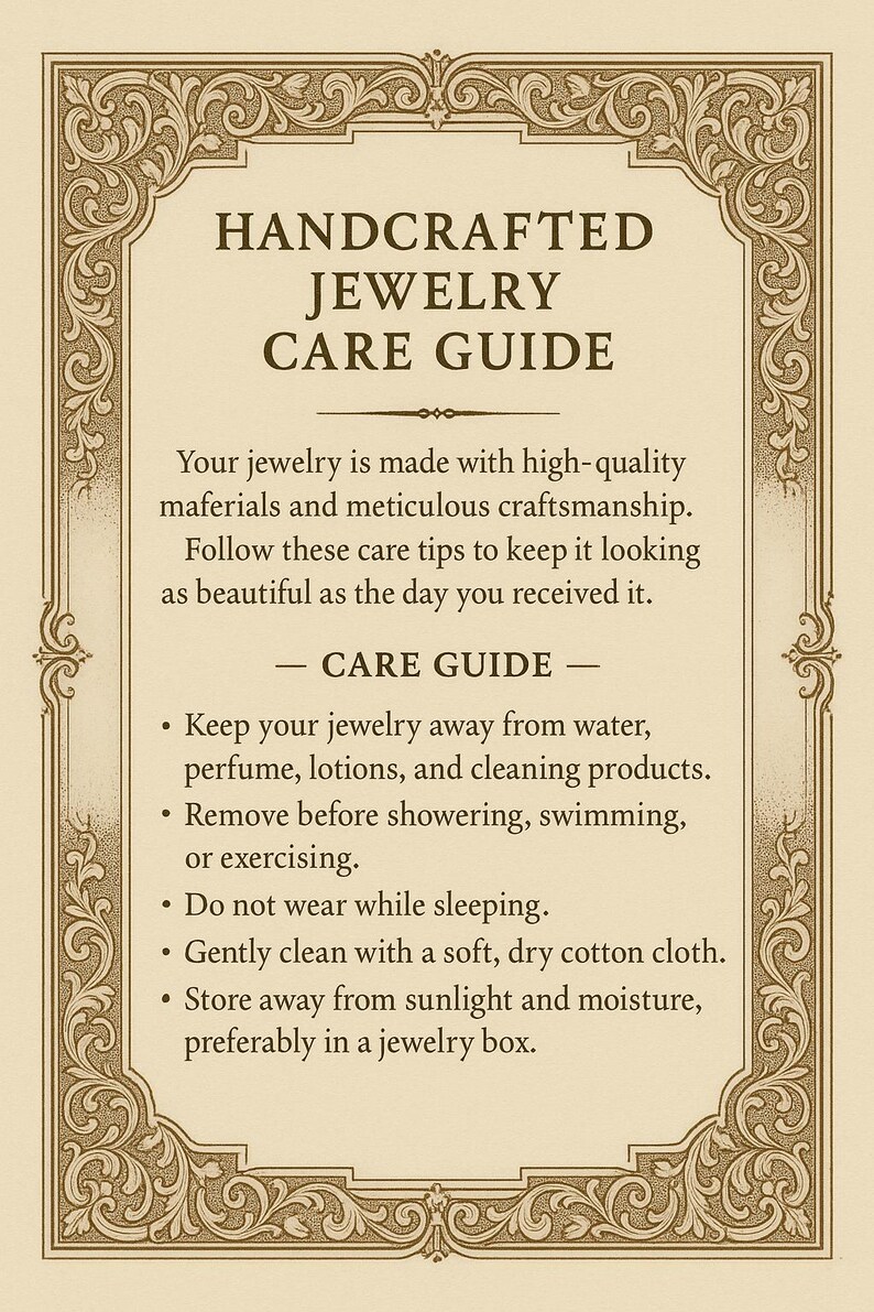K&ouml;nnte beinhalten: Eine cremefarbene Karte mit dekorativem Rand zeigt den Text &bdquo;HANDGEFERTIGTE SCHMUCKPFLEGEANLEITUNG&ldquo;. Der Leitfaden bietet Tipps zur Schmuckpflege, einschlie&szlig;lich des Vermeidens von Wasser, Parf&uuml;m und Reinigungsmitteln. Es wird auch empfohlen, mit einem weichen Tuch zu reinigen.