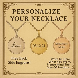K&ouml;nnte beinhalten: Drei personalisierte Halsketten mit runden Anh&auml;ngern. Ein Anh&auml;nger ist silberfarben mit dem Wort "Love", ein anderer goldfarben mit dem Datum "05.12.21", und der dritte ros&eacute;goldfarben mit "MEMENTO MORI". Der Text "PERSONALISIERE DEINE HALSKETTE" steht oben.