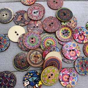 Boutons bohèmes - 2,5 cm de diamètre - lot de 10 ou 100 boutons en bois, motifs assortis - boutons de couture, tricot, crochet, accessoires de bricolage fantaisie (B143)