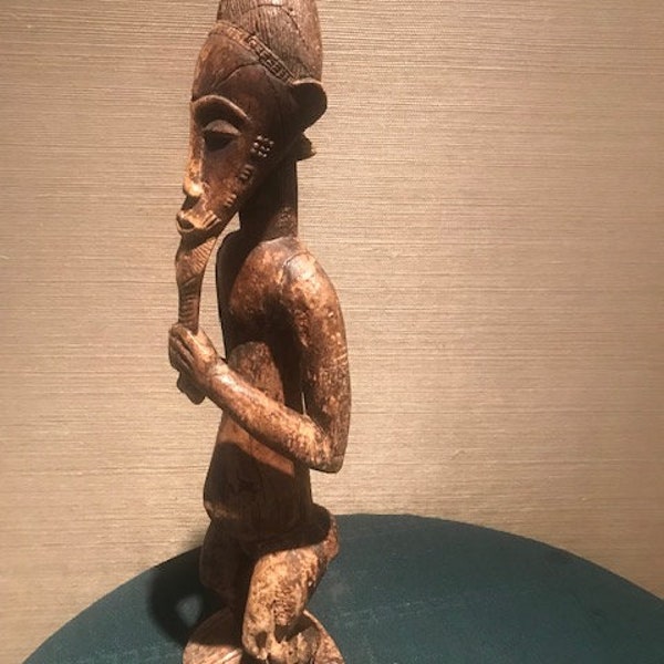 Afrikanische Statuette - Dogon-Mann nimmt seinen Bart - Mali