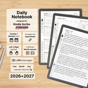 Op de afbeelding: Een digitaal dagelijks notitieboek voor Kindle Scribe Colorsoft met 1.148 gehyperlinkte pagina's, 2026 en 2027 kalenderhiërarchie en twee maandindelingen. Het scherm toont handgeschreven notities en kalenderoverzichten naast een stylus en toetsenbord.