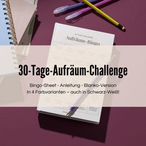 Könnte beinhalten: Ein weißes Heft mit dem Text "30-Tage-Challenge Aufräum-Bingo" auf dem Cover. Das Heft liegt auf einer violetten Oberfläche mit Stiften und Notizbüchern.