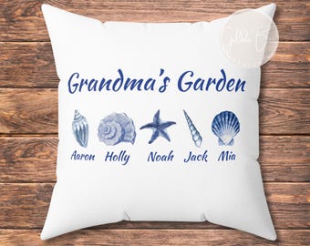 Almohada costera personalizada: decoración de Nantucket con conchas marinas y nombre familiar