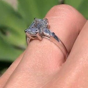 Drei Stein Emerald Cut Moissanite Ring 14K Solid White Gold Verlobungsring Trilogie Hochzeit Ring Vintage Brautschmuck Jahrestag Geschenk