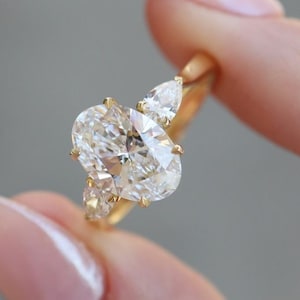 2ct Oval Cut Moissanit Drei Stein Ehering Pear Cut Side Stone Trilogy Ring Luxuriöses 14K Gold Jubiläumsgeschenk für Frau Geburtstagsgeschenk