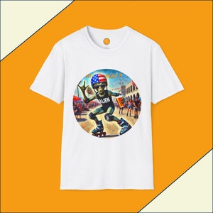 Puede incluir: Camiseta blanca con un gráfico circular de un extraterrestre patinando en una playa. El extraterrestre lleva un casco con un diseño de bandera estadounidense y gafas de sol. La palabra "ALIEN" está impresa en la camiseta del extraterrestre.