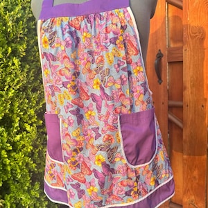 Handmade Butterfly Apron – Colorful Full Apron with Pockets – Cottagecore Kitchen Apron – Purple Floral Apron for Women – Gift