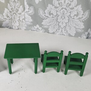 Juego de cocina vintage de Sylvanian Families: mesa verde y dos sillas imagen 3