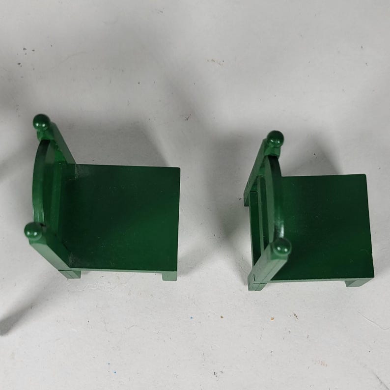 Puede incluir: Una taza de cer&aacute;mica blanca con un asa negra y el texto "But First, Coffee" en negro y negrita. La taza est&aacute; sobre una superficie de madera. La taza mide aproximadamente 10 cm de alto.