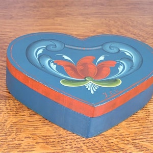 Heart Shaped Wood Box with Norwegian Scandinavian Rosemaling, Vintage Folk Art, Blue and Red Flower, Swivel Swing Lid, Rosemåling Rosmålning