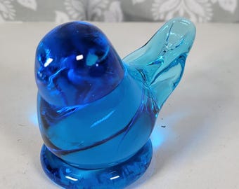 Pájaro azul de la felicidad vintage firmado por Leo Ward en 1986, azul cobalto soplado a mano que brilla bajo luz ultravioleta.