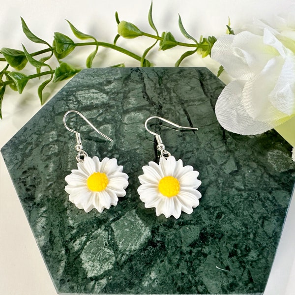 White Daisy Earrings, Flower Dangle Earrings, Summer, Spring, Gifts for Her, Gifts for Mom, Gifts for Wife, Chamomile flowers