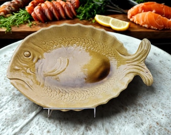 Gran fuente de loza vidriada para pescado con acabado de engobe, firmada por Aegitna Vallauris.