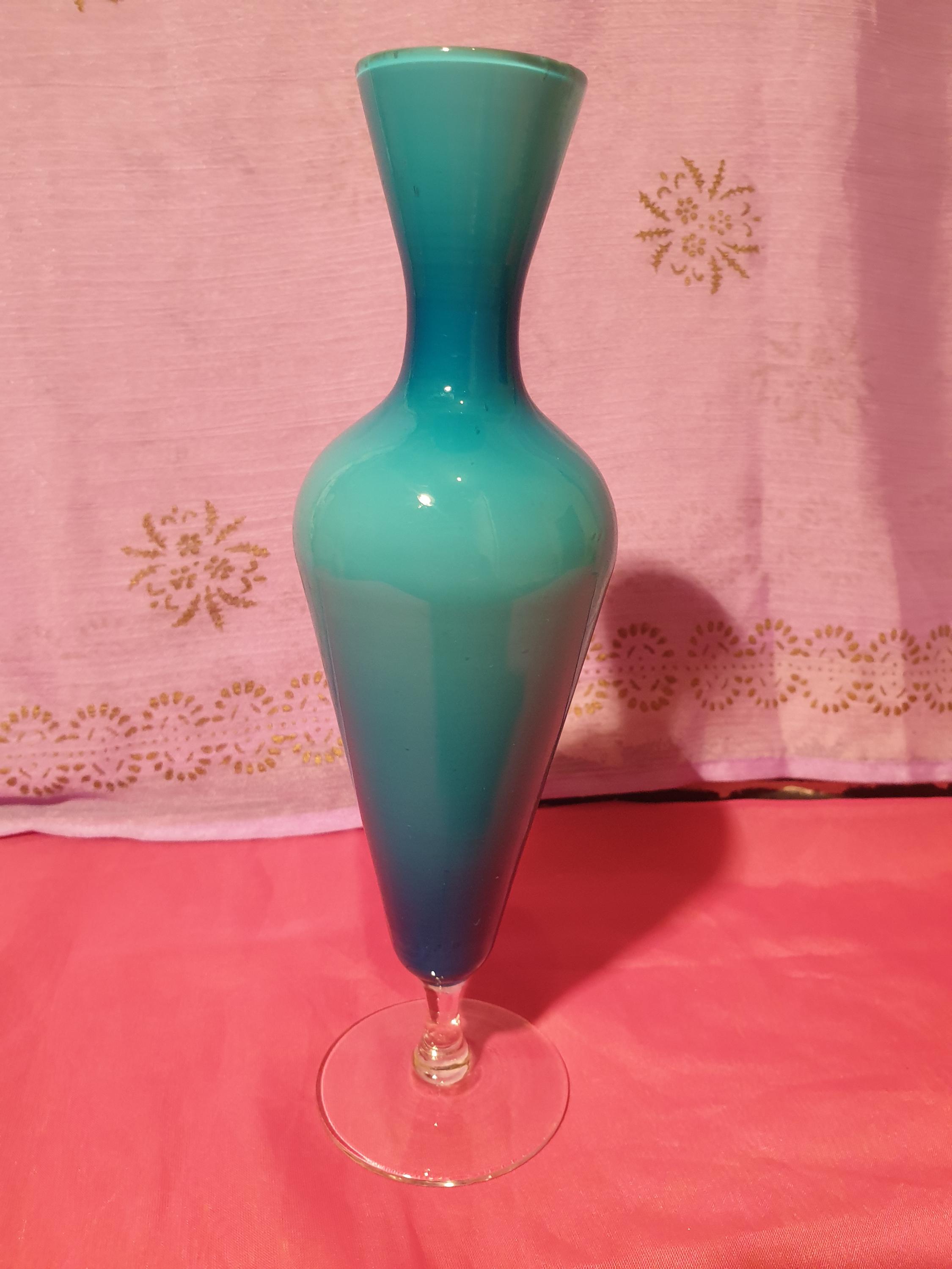 Hübsche türkisblaue Opalin-Soliflore-Vase