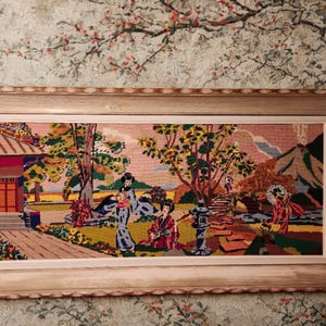 Stor inramad vintage fransk canvastapet, asiatiskt landskap med geishor, inramad i Montparnasse-stil
