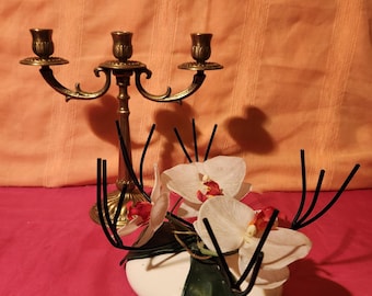 Antiker, dreiflammiger Kerzenleuchter aus Messing im Shabby-Chic-Stil, hergestellt in Frankreich.