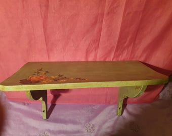 Bemaltes Wandregal aus Holz mit floralem Dekor