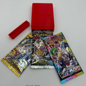 Pacote de Booster Premium Pokémon: 3 Booster Packs japoneses diferentes + Secure Shipper