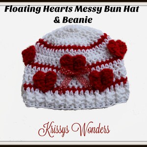 Könnte beinhalten: Weiße Häkelmütze mit roten Streifen und roten Herzverzierungen. Die Mütze trägt den Titel "Floating Hearts Messy Bun Hat & Beanie" und wird "Krissys Wonders" zugeschrieben.