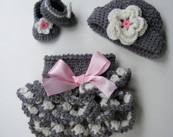 Crochet Ruffled Diaper Cover, Hat & Bootie Pattern