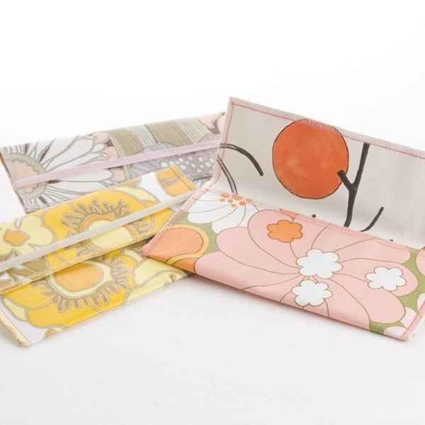 grey flowers  wallpaper wallet 