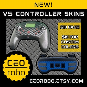 Puede incluir: Imagen de dos skins de controlador VS. El controlador superior es gris con botones rojos y un diseño de fibra de carbono. El controlador inferior es azul y negro. El texto "NEW! VS CONTROLLER SKINS" está en la parte superior.